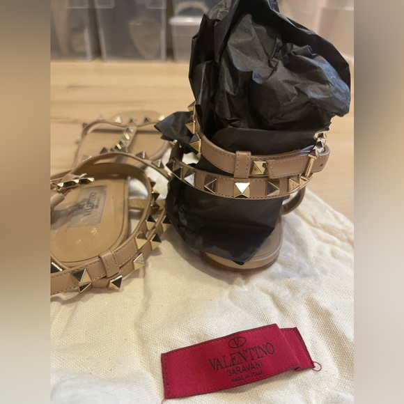 Valentino Garavani Rockstud T-strap sandal in Tan, size 37 - Picture 6 of 12